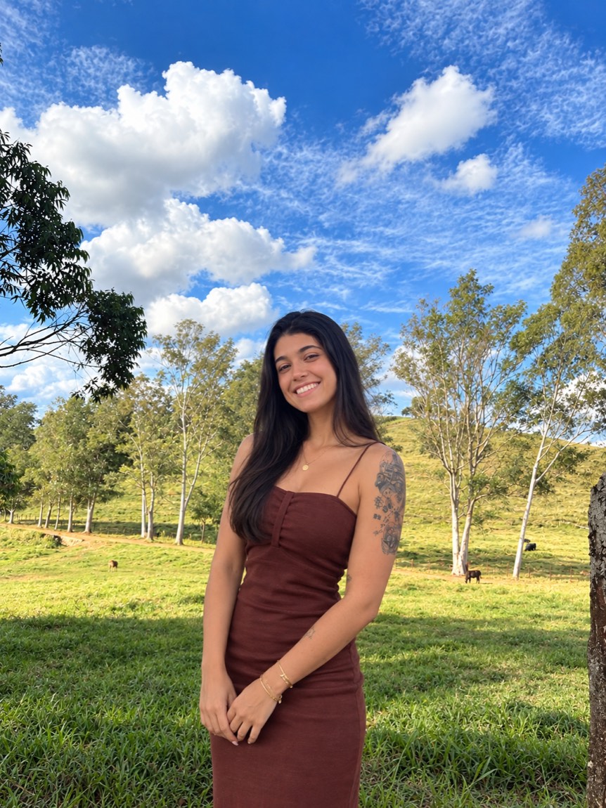 Thamires Castro ao ar livre, em um campo